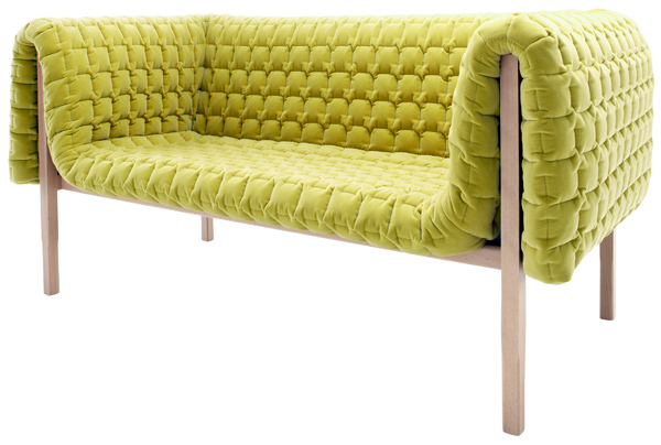 “Diseñado por Inga Sempé, Ruché es un confortable sofá cubierto por una funda de edredón guateado de textura aterciopelada.”