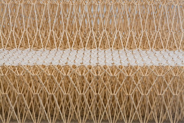 Sofá XXXX, realizado con palillos de madera, Yuya Ushida, 2011.