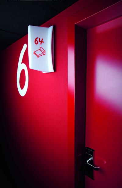 Señalización de las habitaciones. Domina el color rojo asociado a la marca Camper.