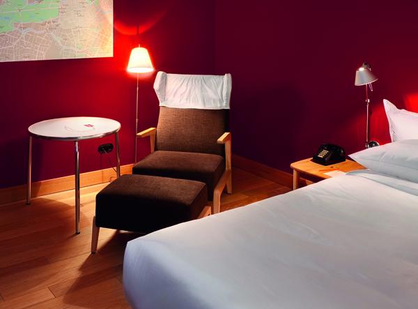 Zona interior de las habitaciones. Domina el color rojo asociado a la marca Camper.