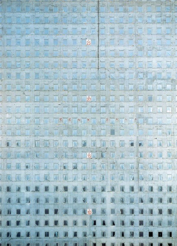 Monuments-Paris La Défense, 2000, 125x175 cm.