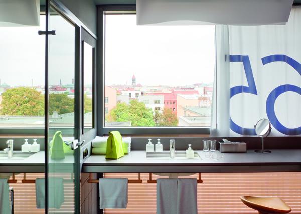 Gran ventana que deja pasar la luz hacia las habitaciones.