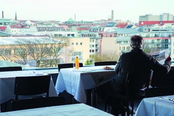 Tentempié. Local reservado exclusivamente para clientes con vistas a la ciudad.