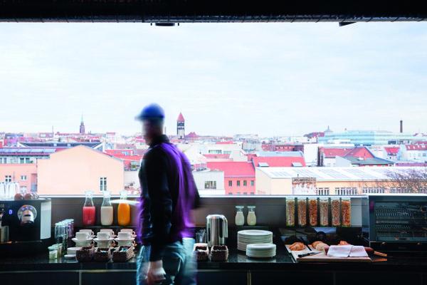 Tentempié. Local reservado exclusivamente para clientes con vistas a la ciudad.