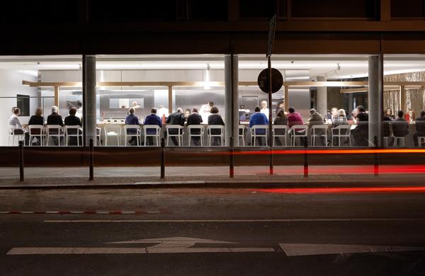 Restaurante Dos Palillos. Vista nocturna exterior.