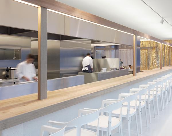 Restaurante Dos Palillos. Zona de cocina.