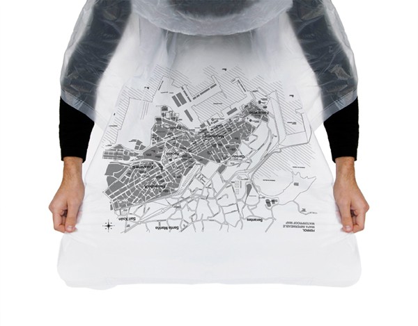 Impermeable mapa, camapaña de comunicación de los Premios a Iniciativas para el Fomento de la Creatividad Aplicada, F33 Grupo, 2011.