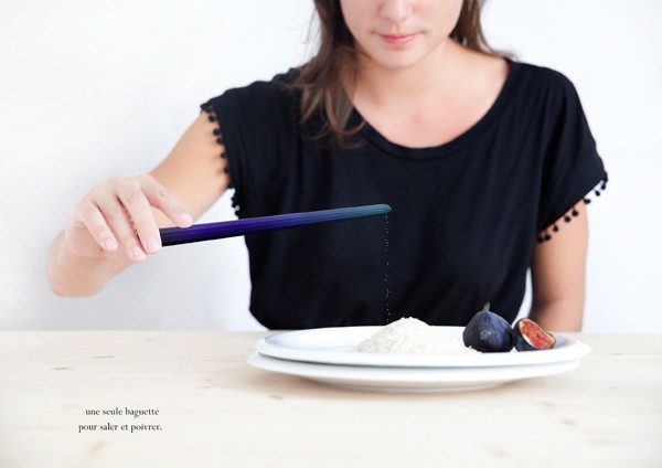Salero-pimentero de forma alargada, mantiene el equilibrio gracias a un contrapeso como un metrónomo que marca el ritmo de la comida. Perlimpimpin, Constance Guisset, 2011.