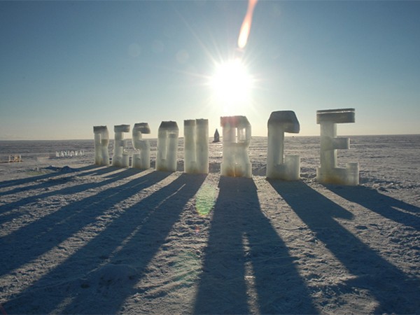 Ice Typography, Nicole Dextras, 2011.