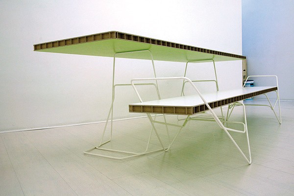 Mesa y banco Magneto, Pedro Feduchi, 2011.