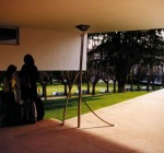 Iluminación para exteriores de la Facultad de Ciencias de la Comunicación de Santiago de Compostela en acero y difusor de Renzo Piano, 2000.