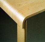 Detalle de mesa Uniform en madera de sicomoro, 2000.