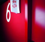 Señalización de las habitaciones. Domina el color rojo asociado a la marca Camper.
