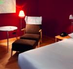 Zona interior de las habitaciones. Domina el color rojo asociado a la marca Camper.