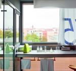 Gran ventana que deja pasar la luz hacia las habitaciones.
