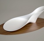 El recipiente, realizado en silicona y colocado sobre una bandeja de madera, permite degustar los platos con a mano. Skin, Claudio Colucci, 2011.