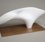 El recipiente, realizado en silicona y colocado sobre una bandeja de madera, permite degustar los platos con a mano. Skin, Claudio Colucci, 2011.