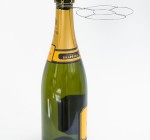 Hecho con el mismo metal del cierre, French sniper es una mira para apuntar con el corcho de la botella de champagne, Robert Stalder, 2011.