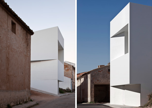 Casa en la ladera de un castillo, 2010