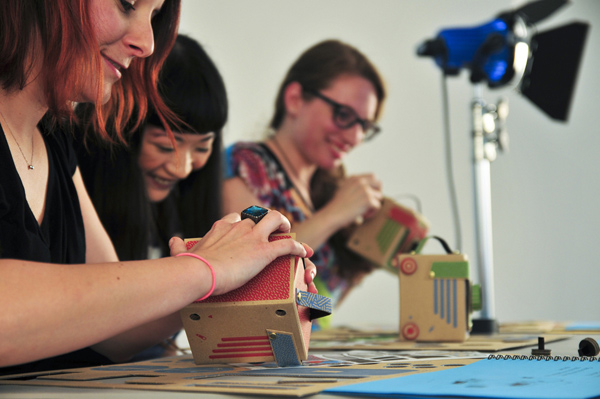 Viddy de The Pop-Up Pinhole Company Viddy de The Pop-Up Pinhole Company