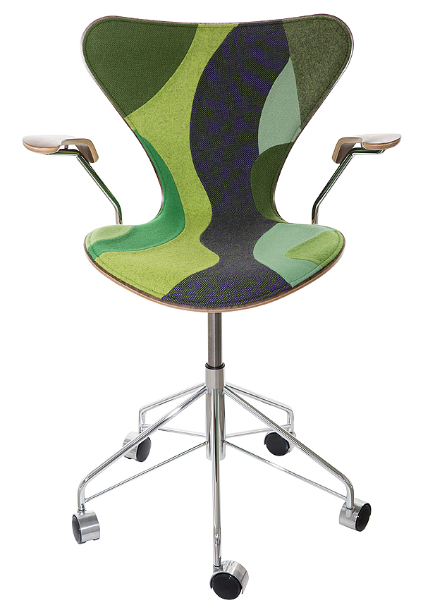 La exposición 7 cool architects de Fritz Hansen reinterpreta la silla Serie 7 de Arne Jacobsen