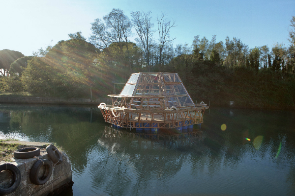 Jellyfish Barge, de Pnat.