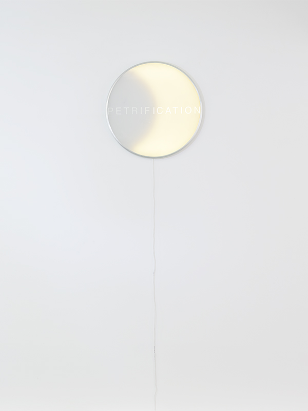 Reloj Eclipse, el último diseño de Iván Navarro para la tienda de Paul Kasmin