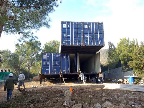 Montaje de los contenedores, Contiene una Casa, 2011.