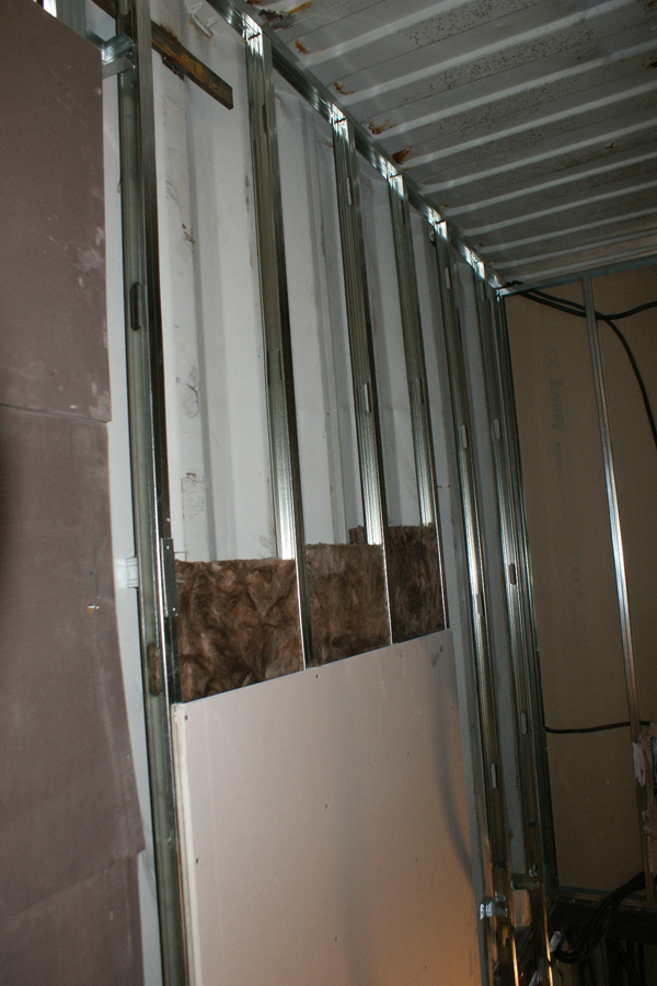 nstalación del sistema de aislamiento de las paredes en el interor, Contiene una Casa, 2011.