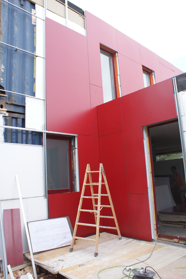 Instalación del sistema de aislamiento de las paredes en el exterior, Contiene una Casa, 2011.