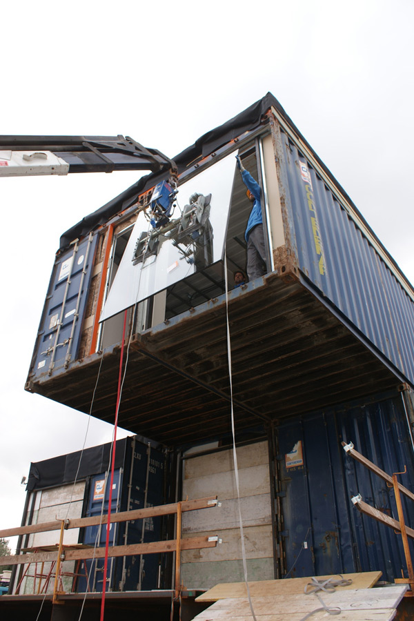 Instalación de la ventana, Contiene una Casa, 2011.