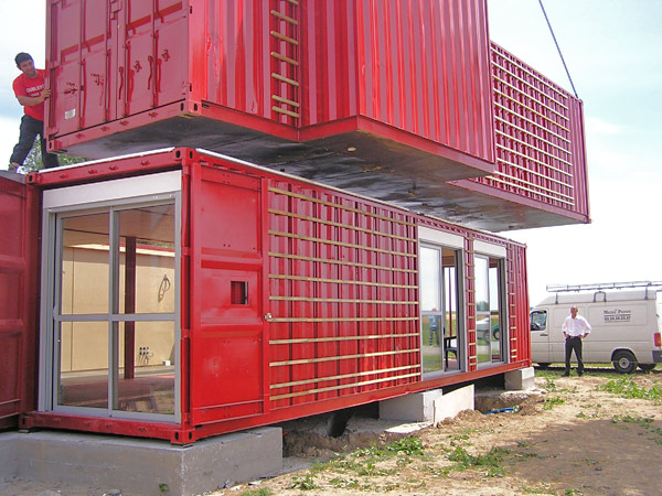 Instalación de los contenedores, Maison Container Lille, Patrick Partouche, 2010.