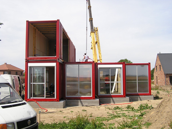 Instalación de los contenedores, Maison Container Lille, Patrick Partouche, 2010.