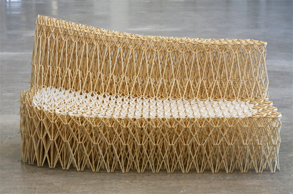 Sofá de palillos de madera por Yuya Ushida