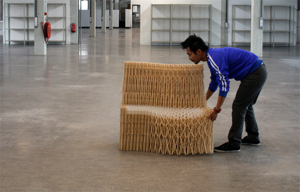 Sofá de palillos de madera por Yuya Ushida