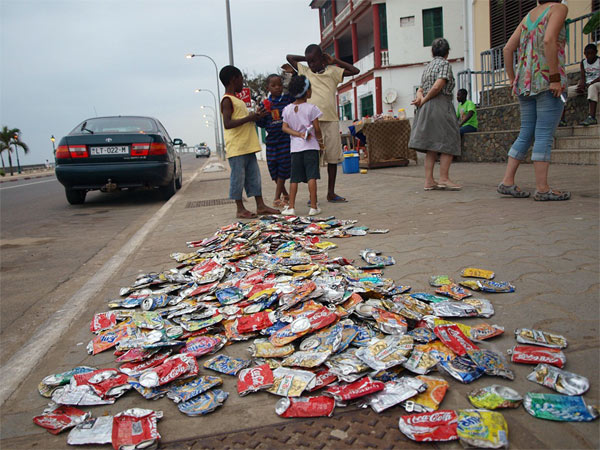 mural-collage Abaa-Mëlan por Francisco Abiamba Mangué