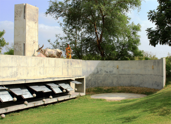 Refugio de hormigón y agua de Matharoo Associates en India