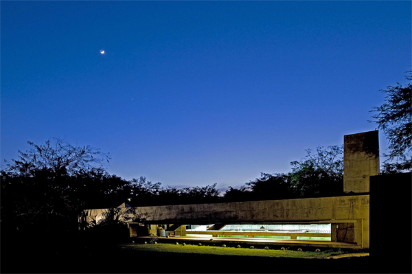 Refugio de hormigón y agua de Matharoo Associates en India