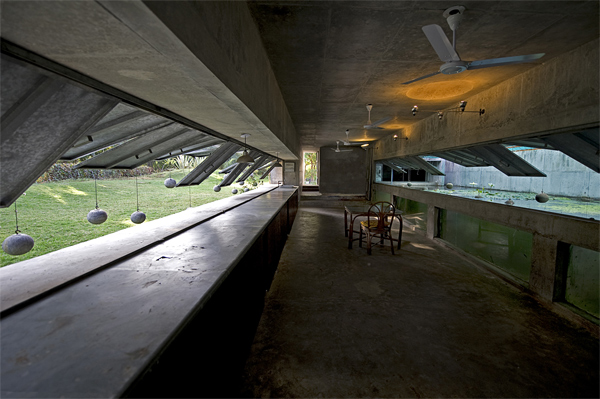 Refugio de hormigón y agua de Matharoo Associates en India