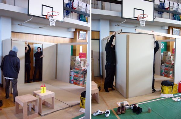 Shigeru Ban participa en el proceso de montaje de Paper House, en Niigata, Shigeru Ban Laboratory, 2004.