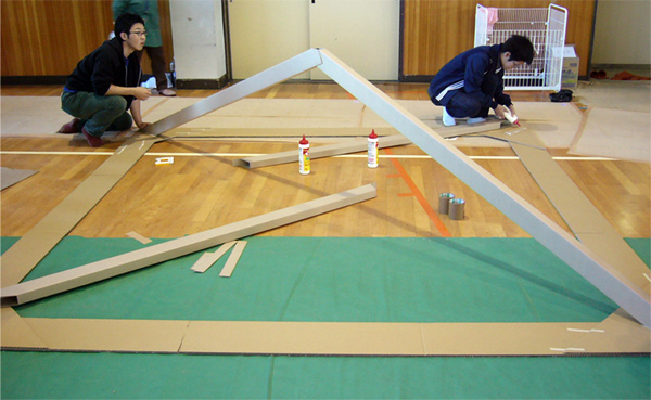 Proceso de montaje de Paper House, en Niigata, Shigeru Ban Laboratory, 2004.