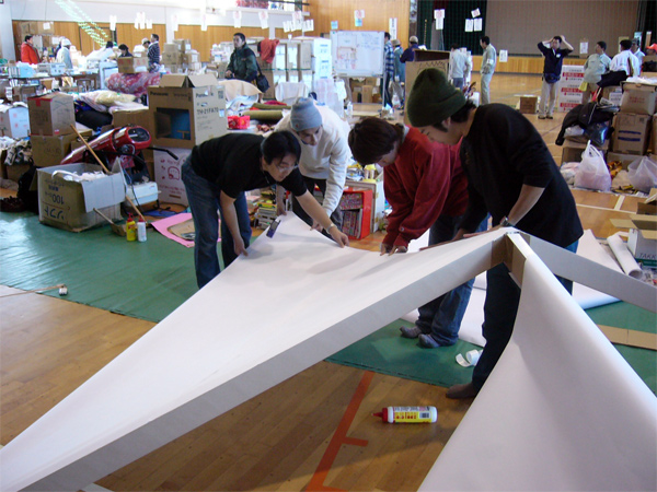 Proceso de montaje de Paper House, en Niigata, Shigeru Ban Laboratory, 2004.