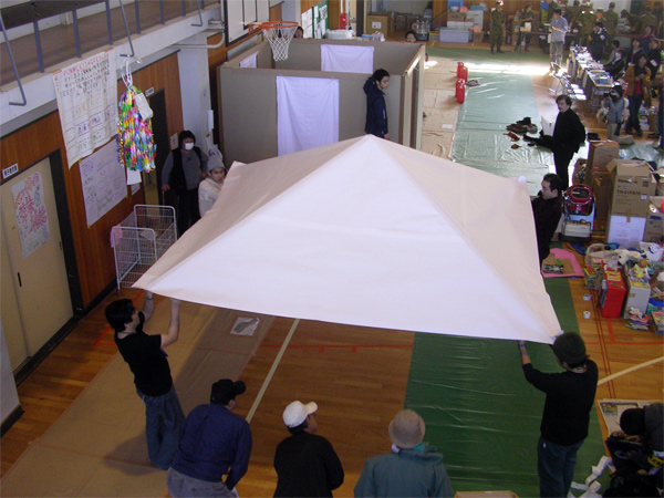 Proceso de montaje de Paper House, en Niigata, Shigeru Ban Laboratory, 2004.