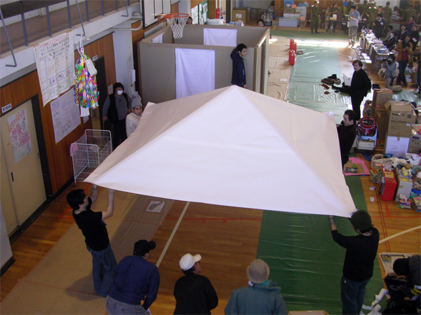 Shigeru Ban, arquitectura de papel en Japón Proceso de montaje de Paper House, en Niigata, Shigeru Ban Laboratory, 2004.