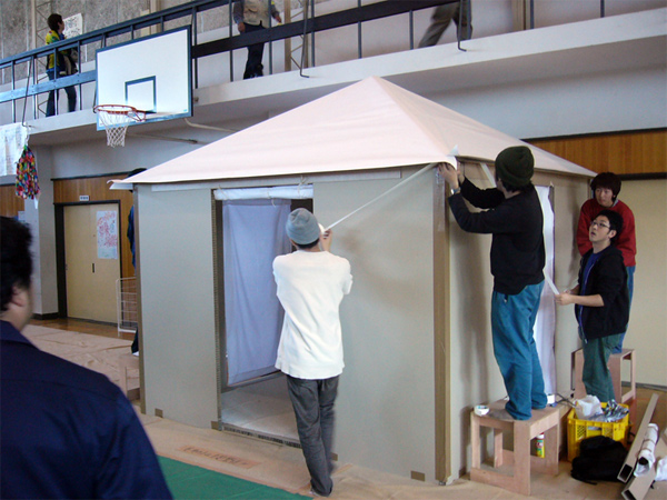 Shigeru Ban, arquitectura de papel en Japón Proceso de montaje de Paper House, en Niigata, Shigeru Ban Laboratory, 2004.