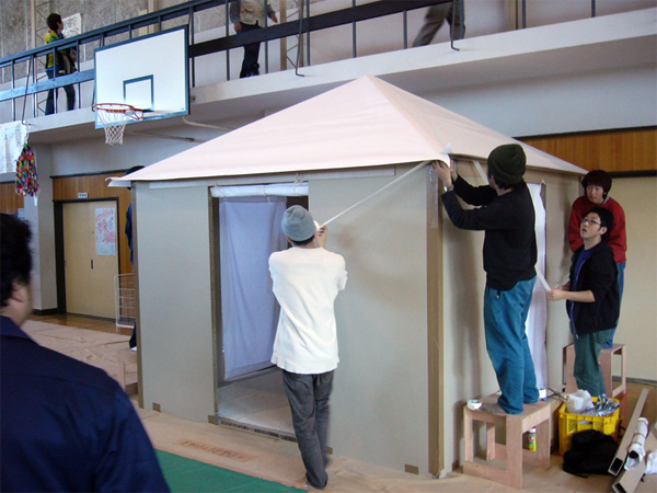 Proceso de montaje de Paper House, en Niigata, Shigeru Ban Laboratory, 2004.