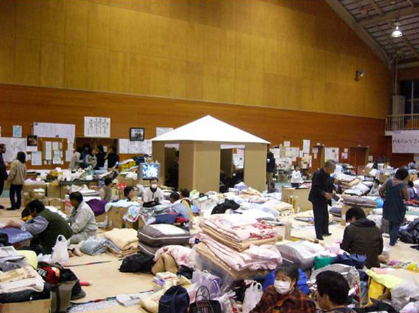 Paper House, instalada en un polideportivo, Niigata, Shigeru Ban Laboratory, 2004. 