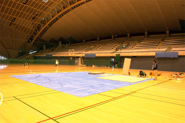 Proceso de montaje de Paper Partition System 2, Fujisawa, Shigeru Ban Laboratory, 2006.