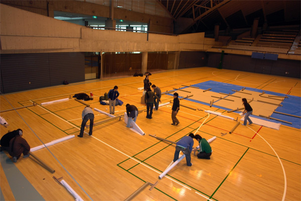 Shigeru Ban, arquitectura de papel en Japón Proceso de montaje de Paper Partition System 2, Fujisawa, Shigeru Ban Laboratory, 2006.