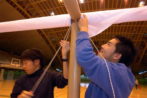 Shigeru Ban, arquitectura de papel en Japón Proceso de montaje de Paper Partition System, Fujisawa, Shigeru Ban Laboratory, 2006.